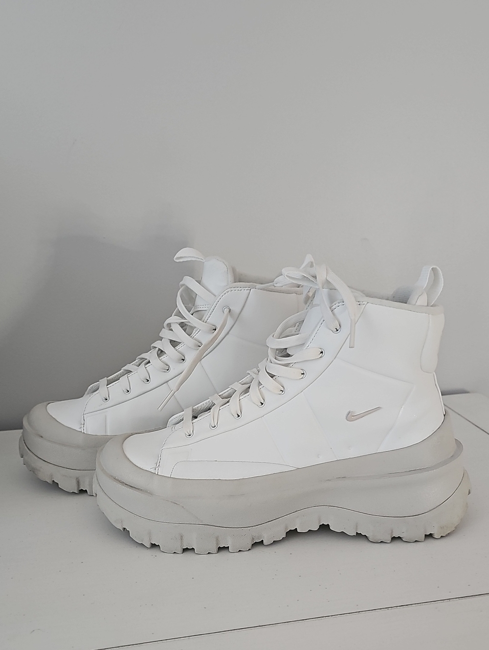 Nike Blazer Roam Mid winterized sneakers in the Summit Womans Size 9